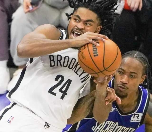 NBA球员在场上的精彩表现赢得观众喝彩的简单介绍